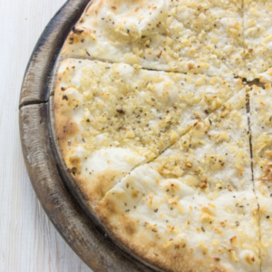Frisch gebackenes Pizzabrot mit Knoblauchöl [A] Vegan