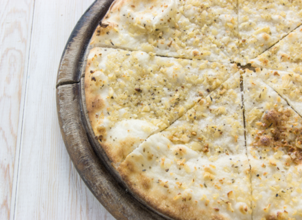 Frisch gebackenes Pizzabrot mit Knoblauchöl [A] Vegan